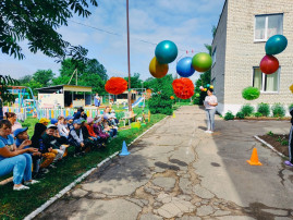 "Первый летний день в году не отдаст детей в беду." "Первый летний день в году не отдаст детей в беду.".